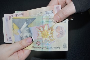 Avocatul Poporului atacă la CCR ordonanța care prevede taxarea bacșișului